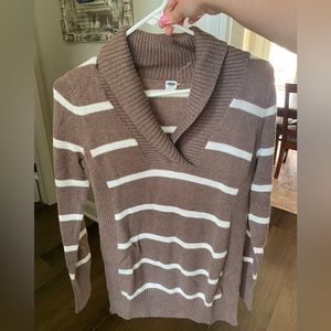 Maternity Old Navy sweater size Medium. Excellent condition!